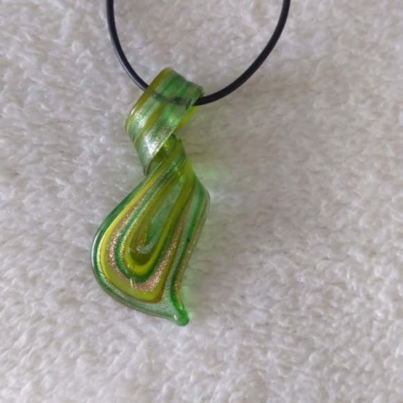 Handcrafted 💚Glass pendant necklace - Picture 2 of 5